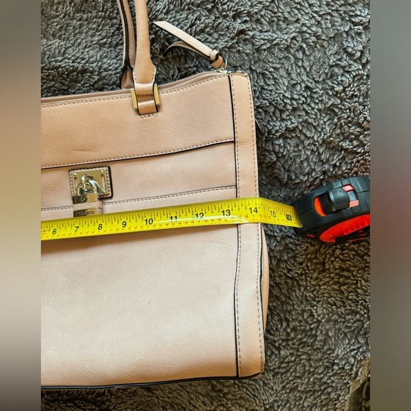 GUESS Tote Stye Handbag - Picture 4 of 16